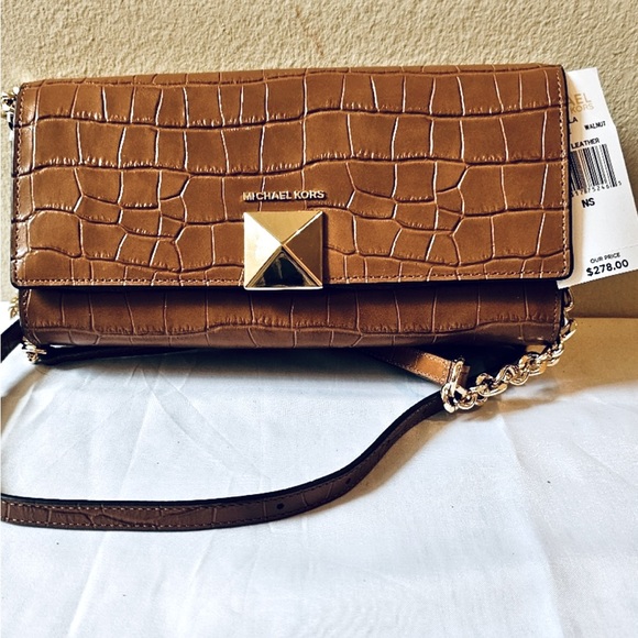 NWT Michael Kors lovely Leather Crossbody. - Picture 2 of 6